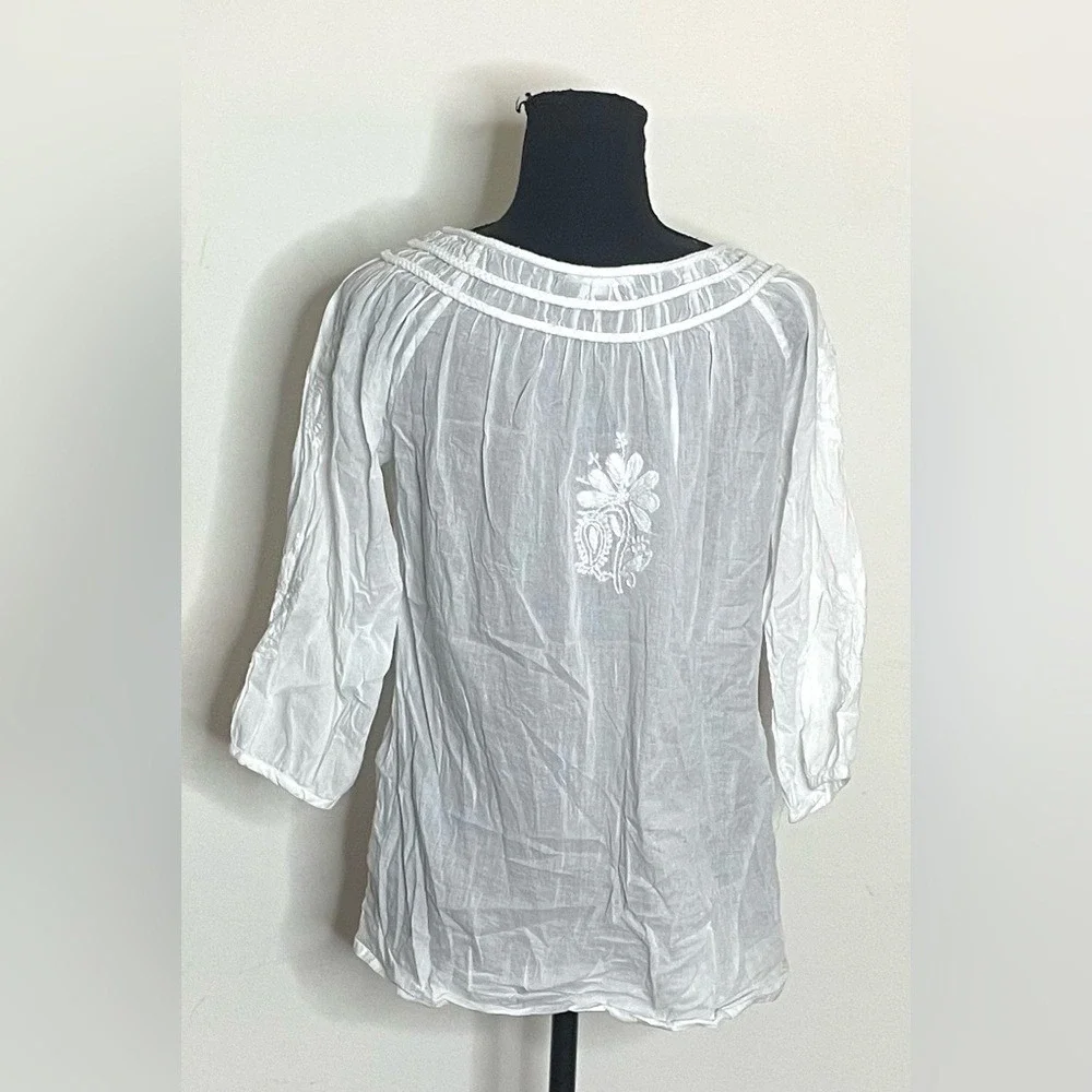 VioletRuby- White Embroidered Women's Top Size‎ M